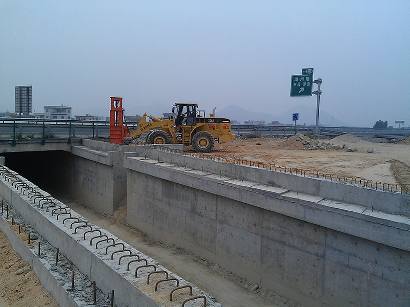 裝載機(jī)強(qiáng)夯機(jī)橋臺背施工